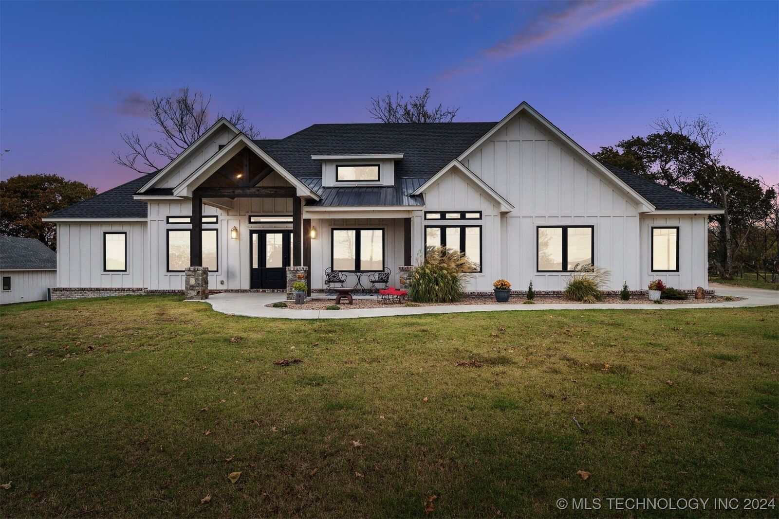 Property Photo: 3869 E 482 Lane OK 74361