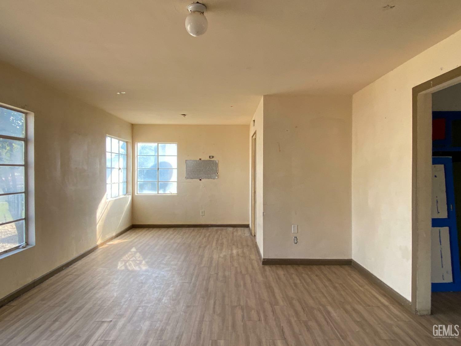 Property Photo:  1501 Edna Street  CA 93304 