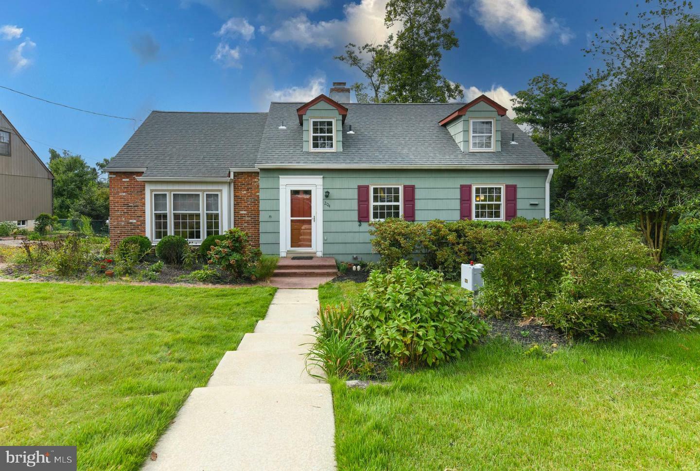 Property Photo:  204 W Cedar Street  NJ 08090 