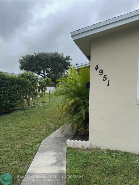 Property Photo:  4951 SW 28th Ter 2  FL 33312 