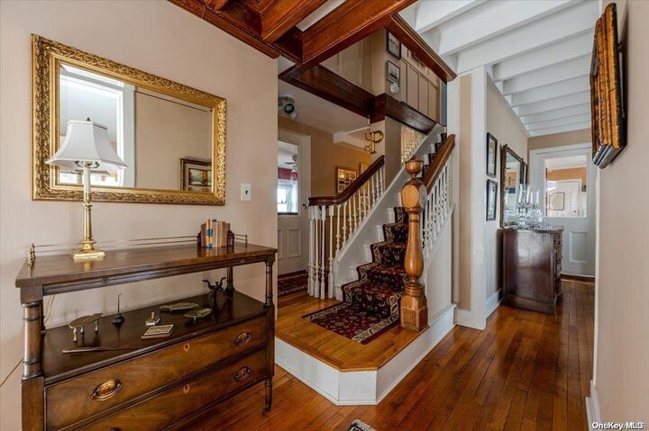 Property Photo:  45 East Loop Road  NY 10304 