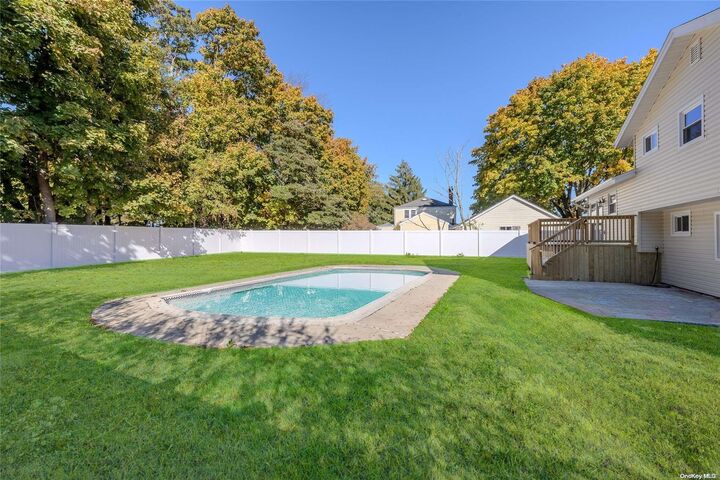 Property Photo:  7 Radburn Lane  NY 11776 