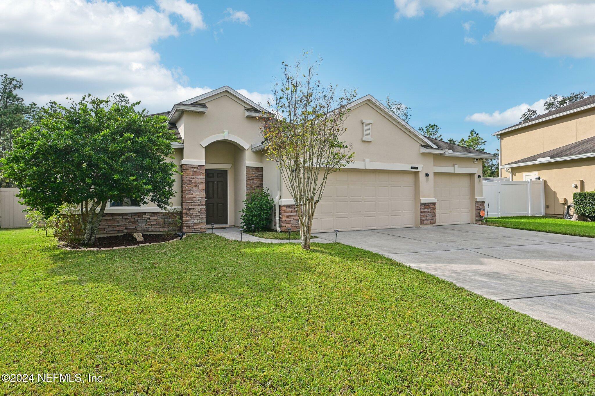 Property Photo:  4829 Creek Bluff Lane  FL 32068 