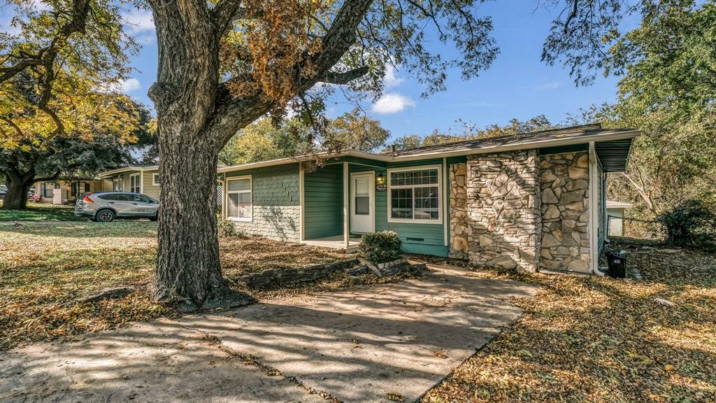 Property Photo:  1236 S Brazos Street  TX 76086 