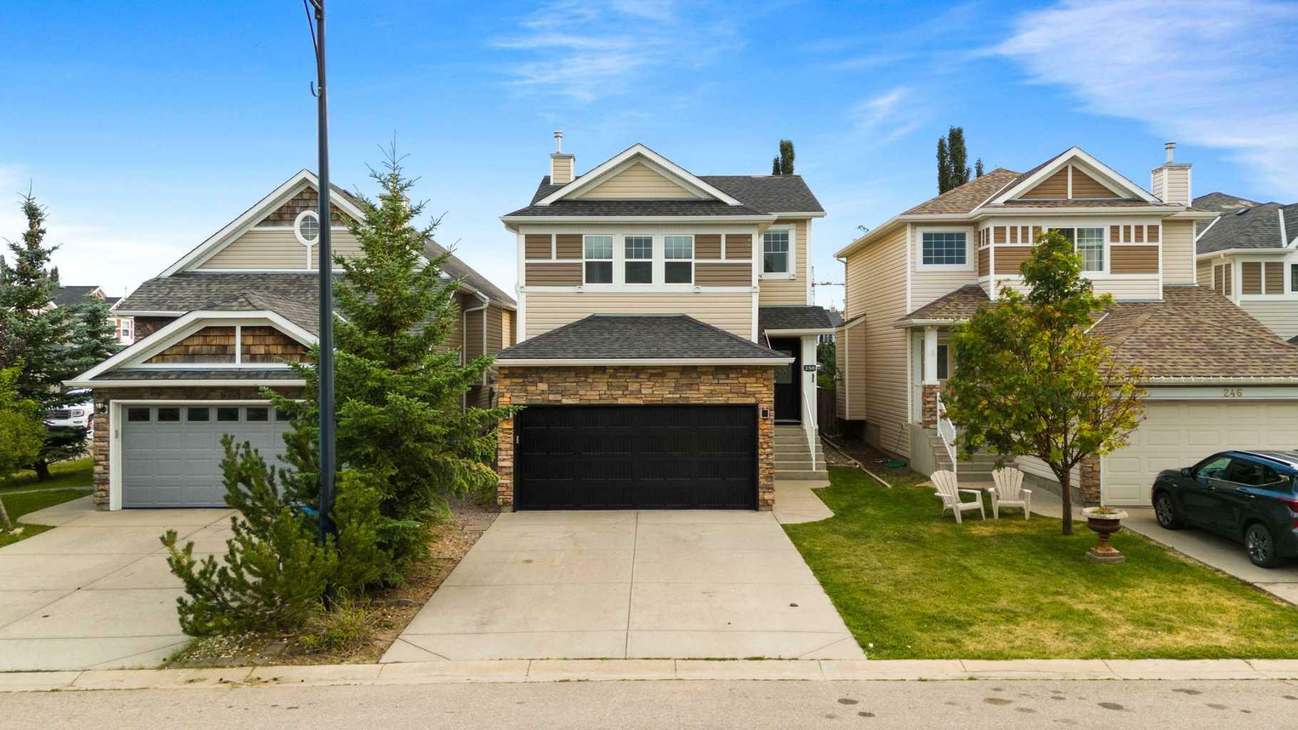 Property Photo:  250 Cougar Plateau Mews SW  AB T3H 5S2 