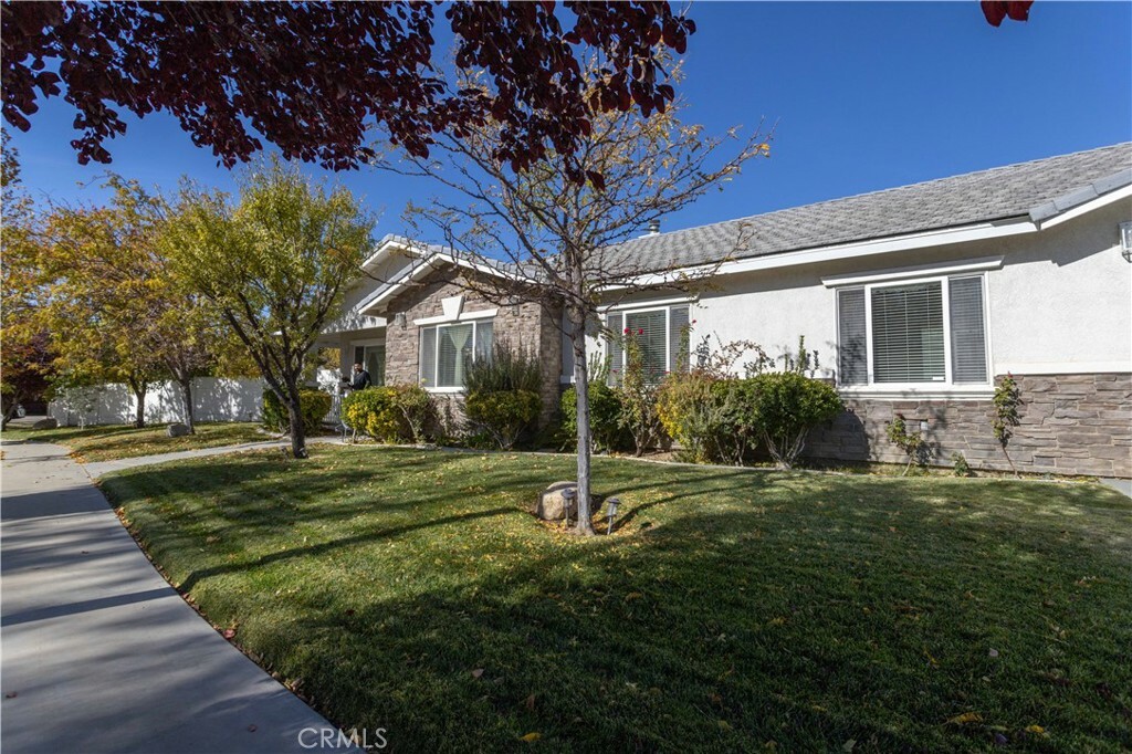 Property Photo:  1231 W Lumber Street  CA 93534 