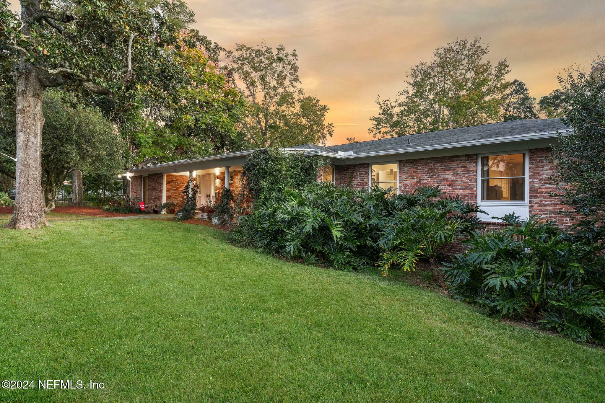 Property Photo: 1124 Oriental Gardens Road FL 32207