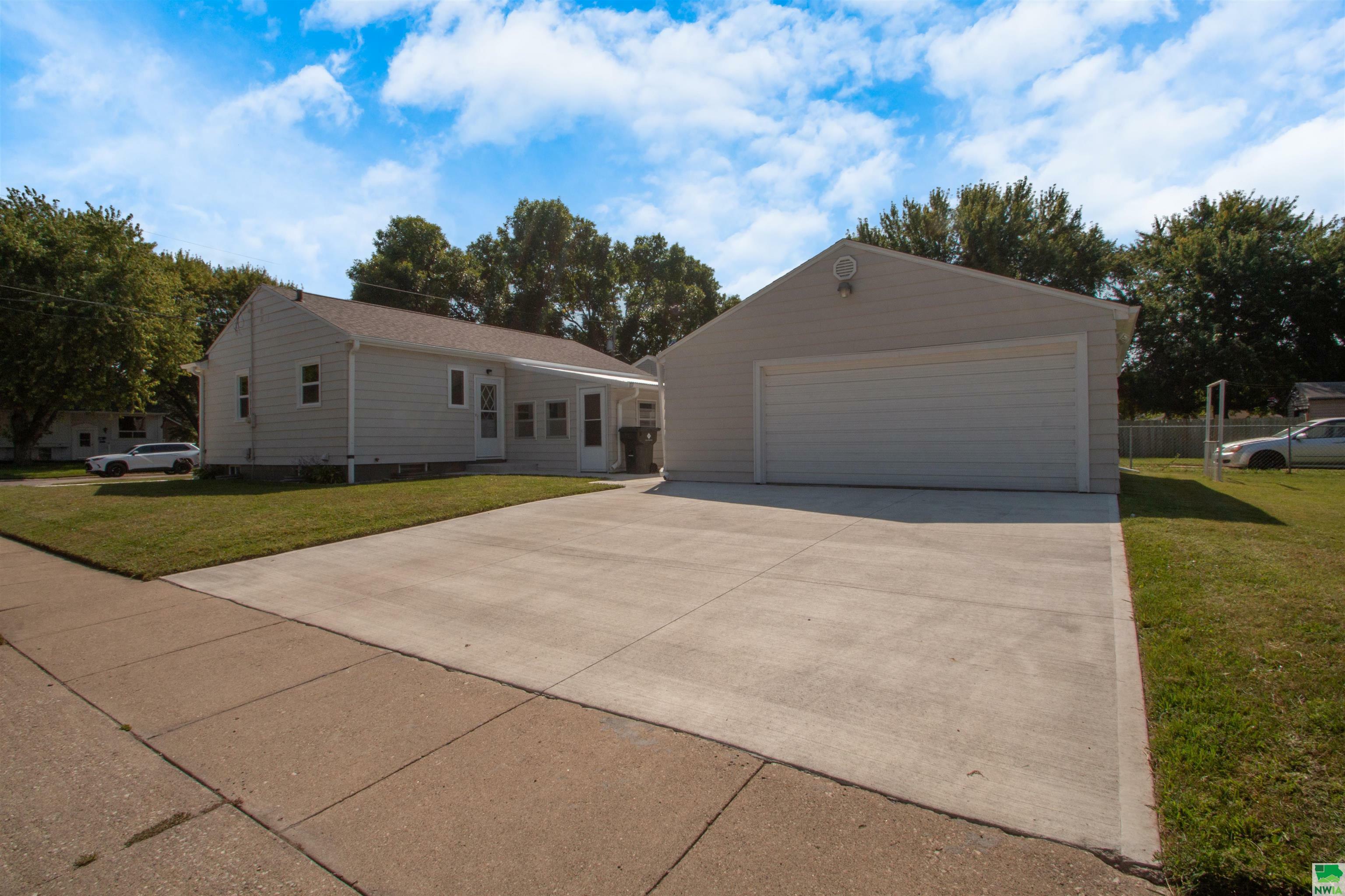 Property Photo:  2725 Center St  IA 51103 