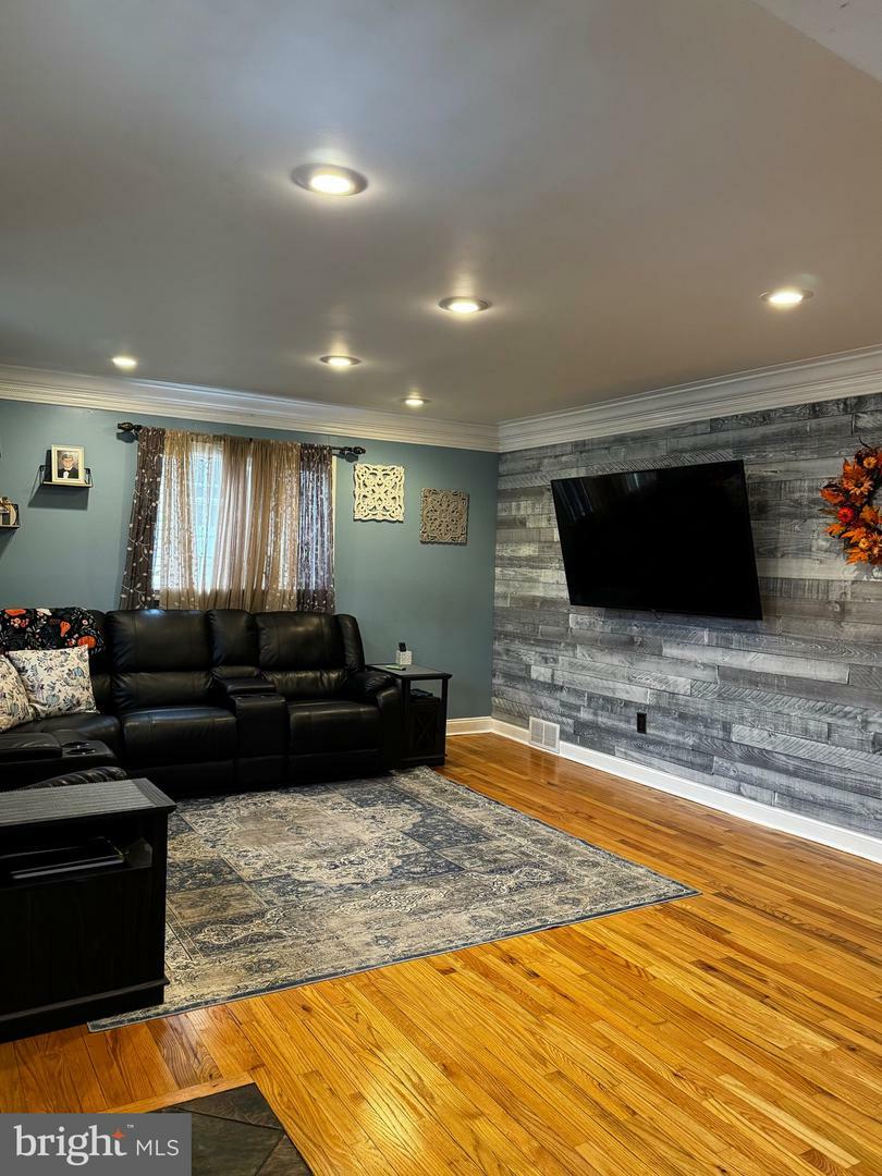 Property Photo:  2806 Meyer Avenue  PA 19038 