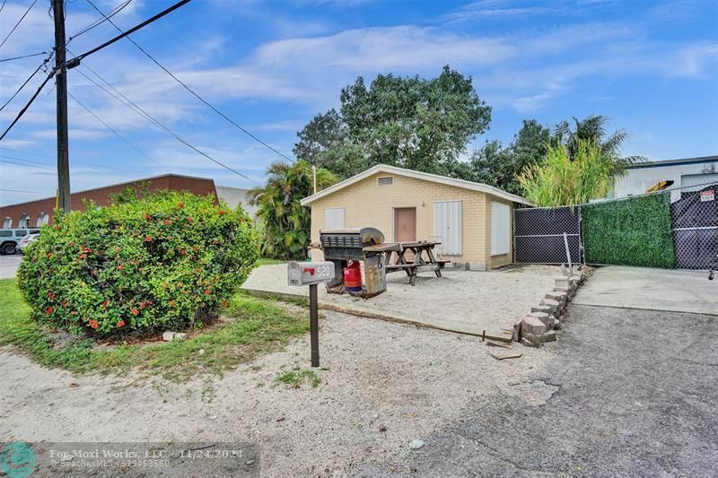 Property Photo:  520 NE 43rd St  FL 33334 