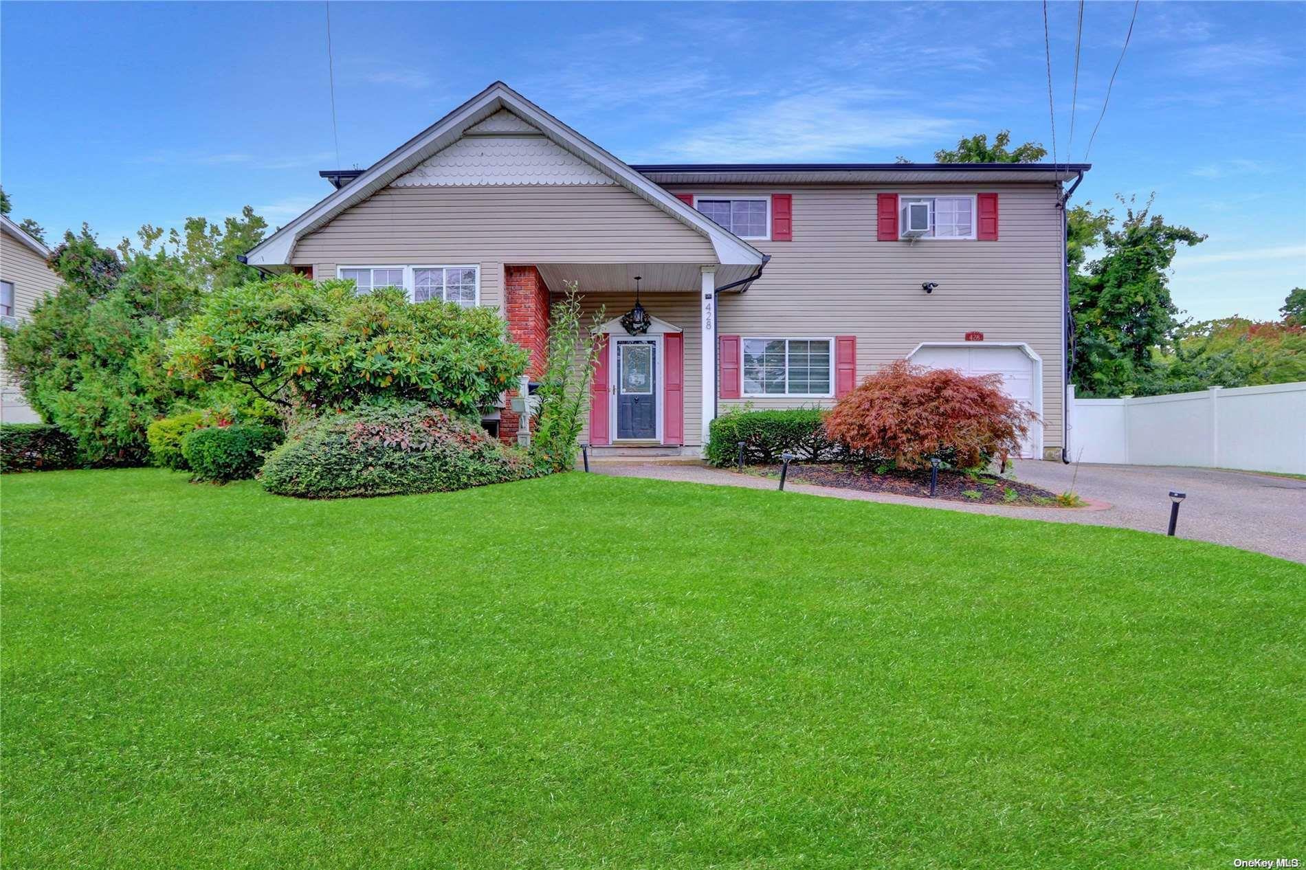 Property Photo:  428 Spangle Drive  NY 11703 