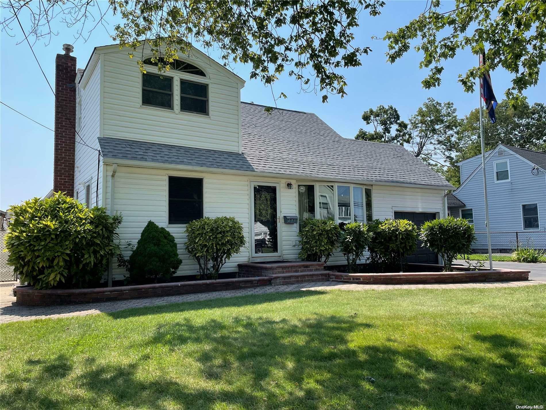 Property Photo:  475 N Putnam Avenue  NY 11757 