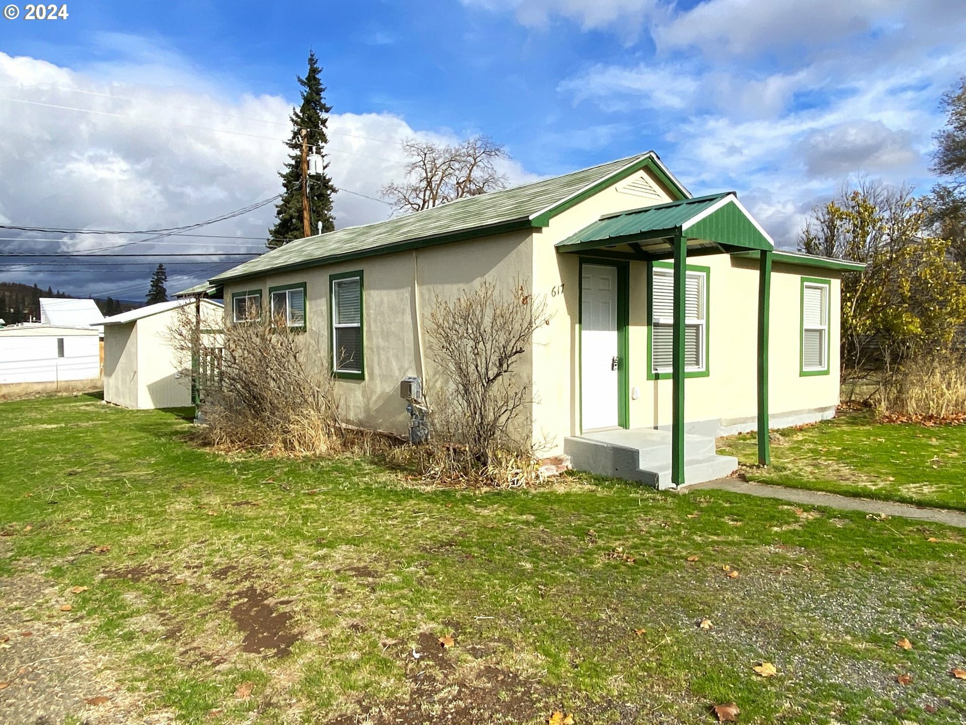 Property Photo:  617 E Court St  WA 98620 