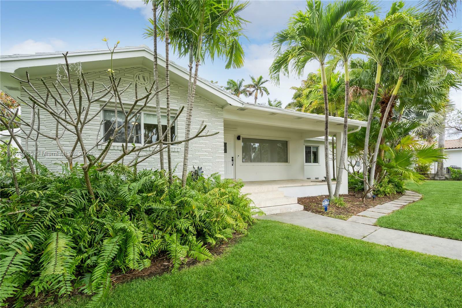 Property Photo:  819 Hollywood Blvd  FL 33019 