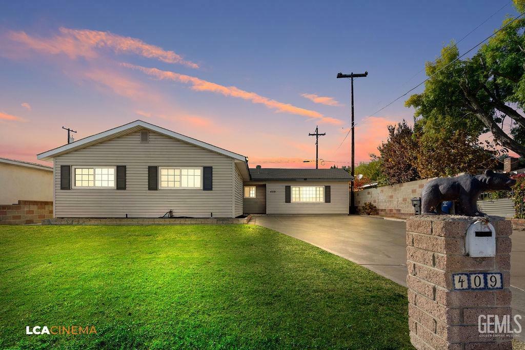 Property Photo:  409 Sanford Drive  CA 93308 