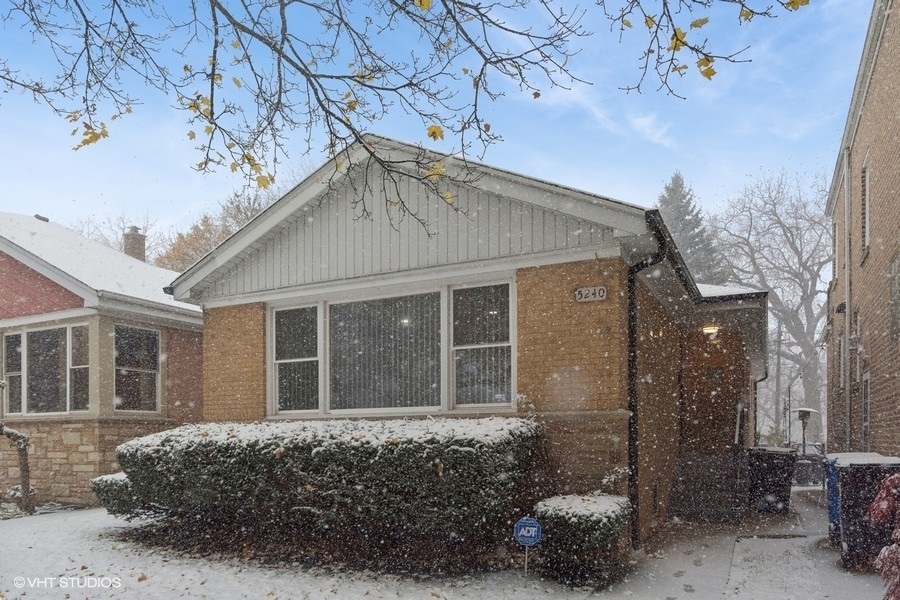 Property Photo:  5240 N Virginia Avenue  IL 60625 