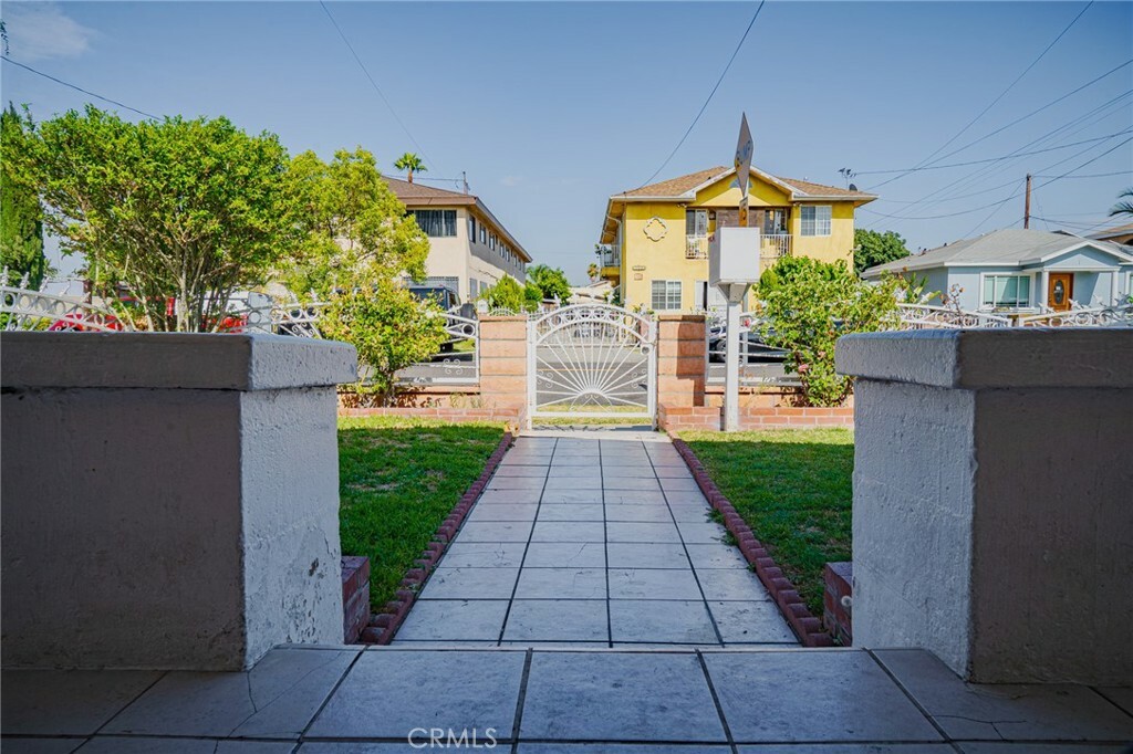 Property Photo:  6419 Vinevale Avenue  CA 90201 