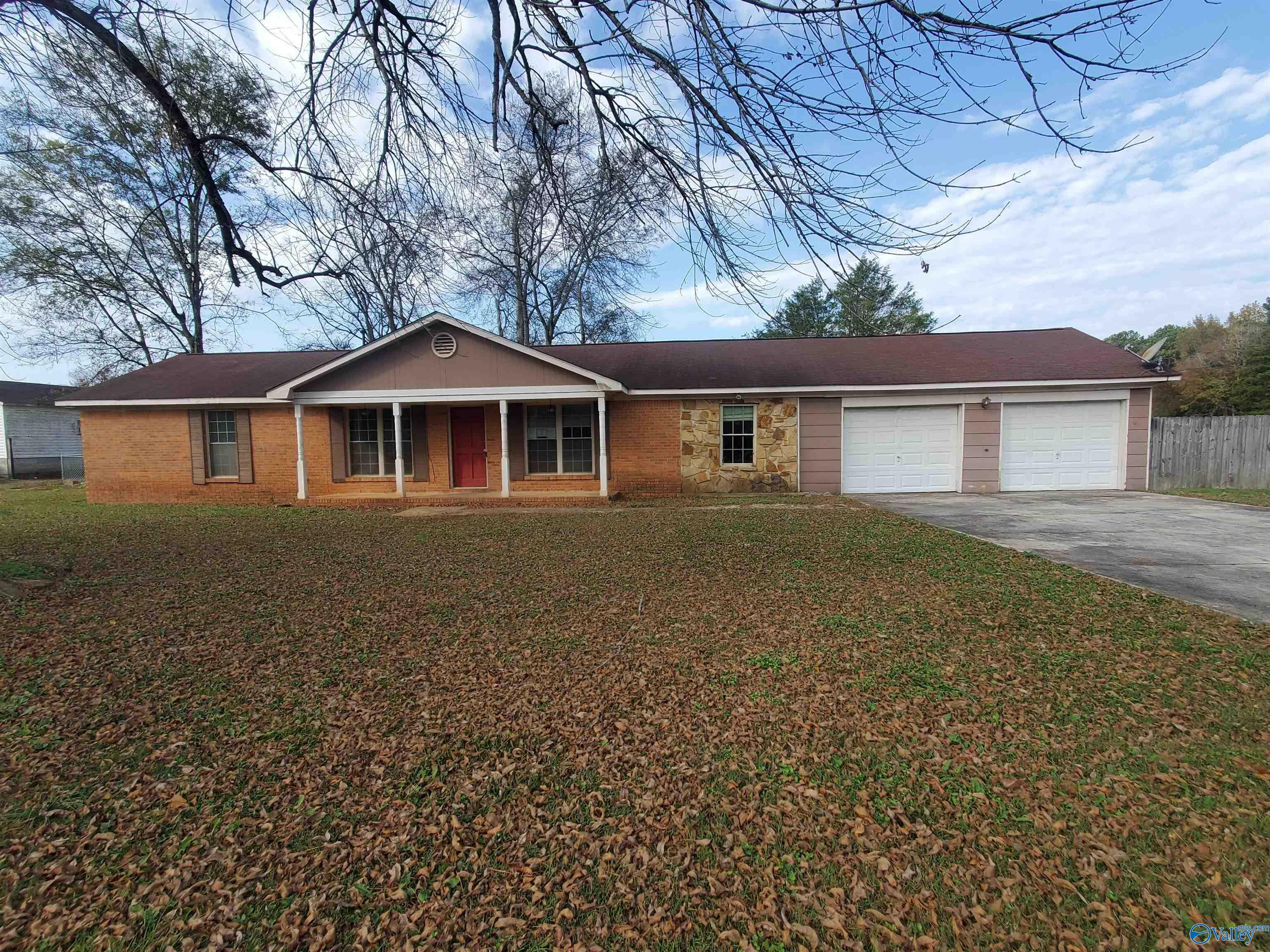 Property Photo:  1121 Woodall Road SW  AL 35603 