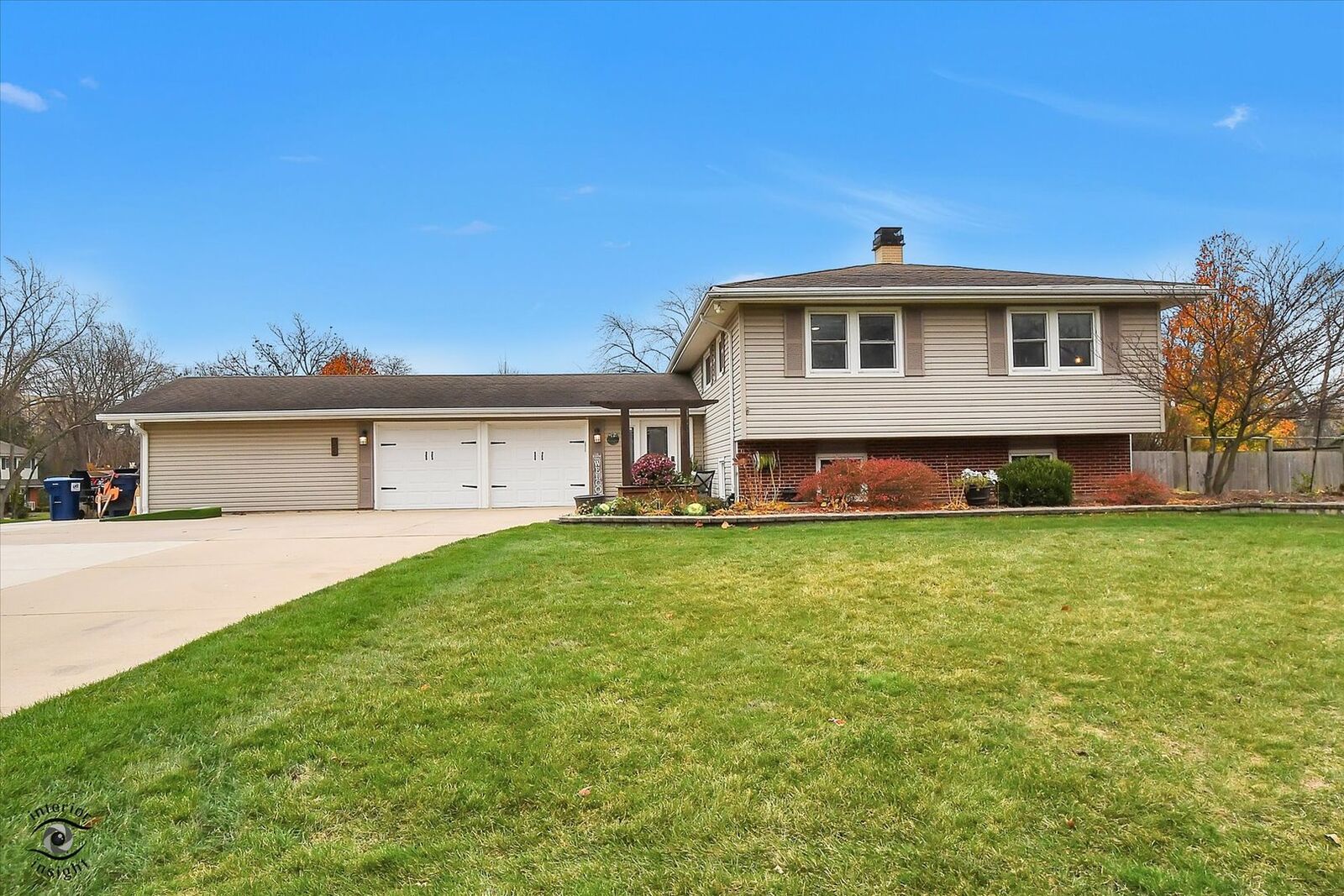 Property Photo: 21W025 Kensington Road IL 60148