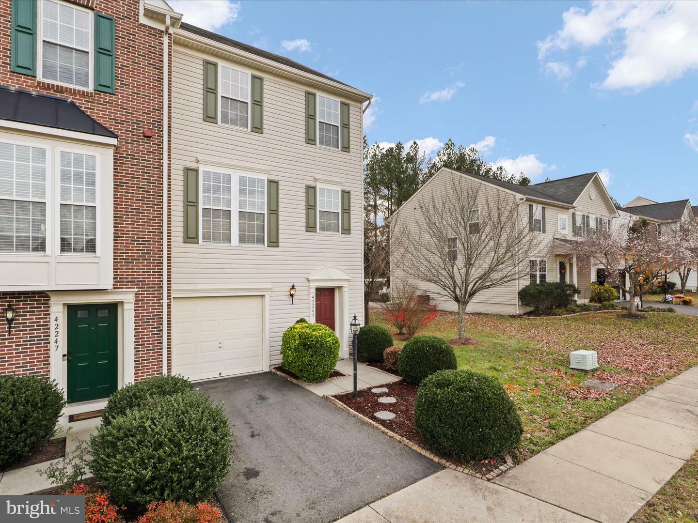 Property Photo:  42245 St Huberts Place  VA 20152 