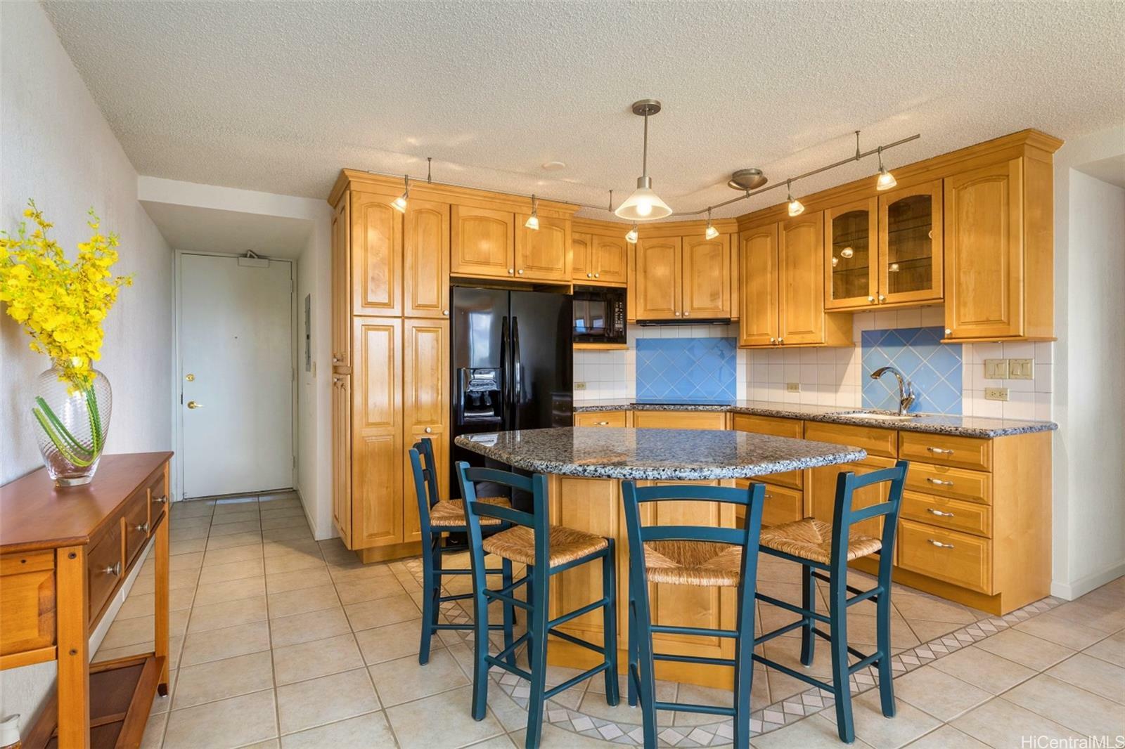 Property Photo:  320 Liliuokalani Avenue 2403  HI 96815 