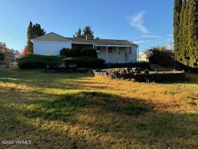 Property Photo:  229 N 35th Ave  WA 98902 