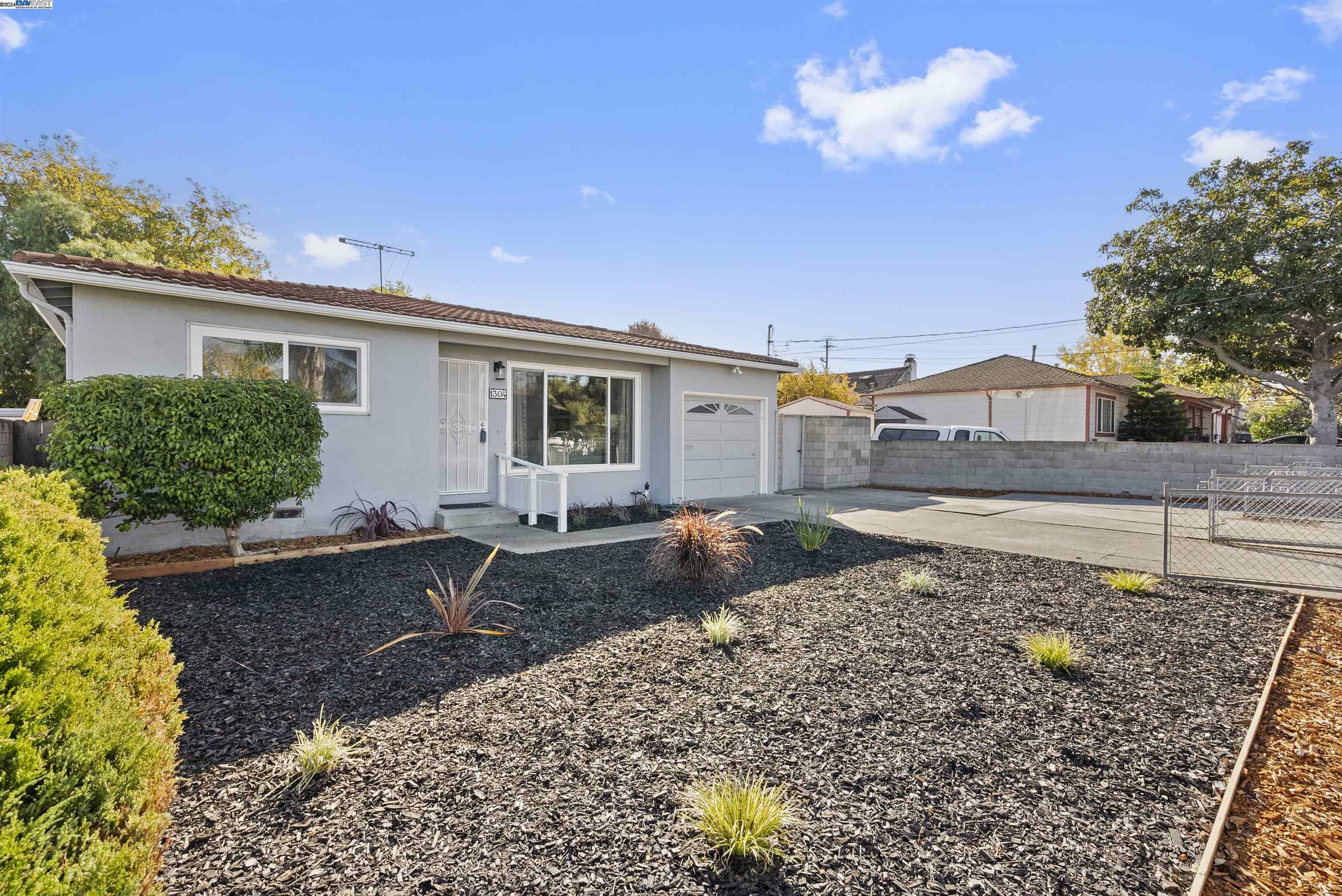 Property Photo:  1304 Hollyburne Ave  CA 94025 