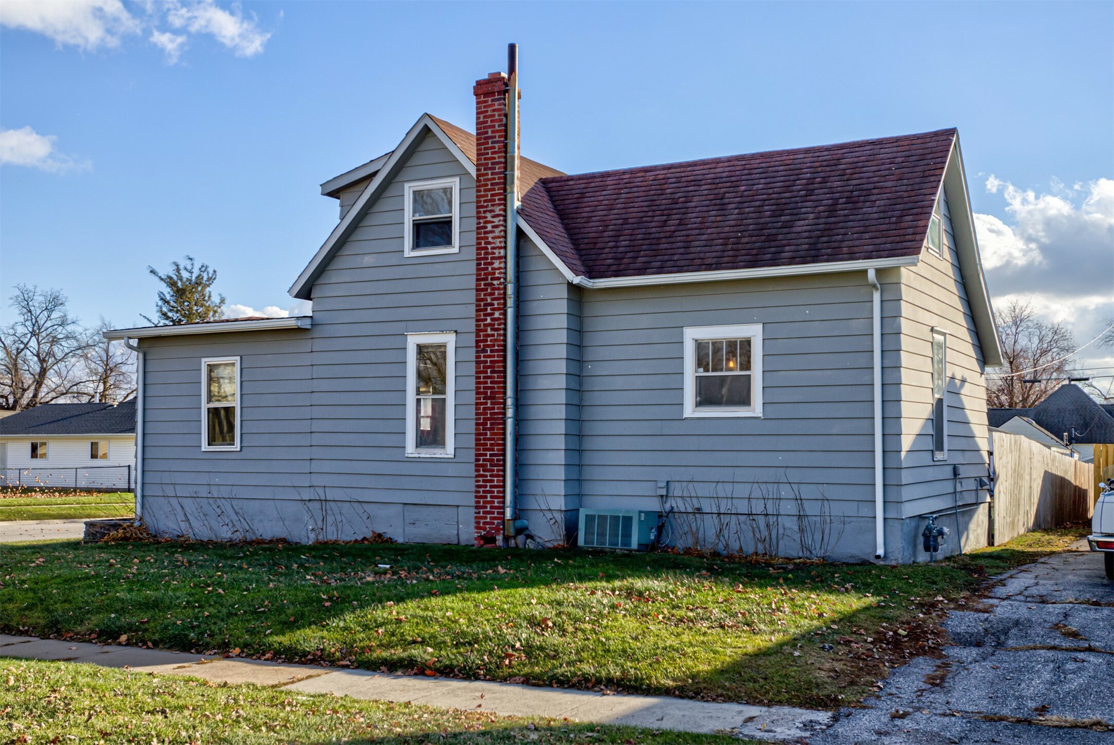 Property Photo:  201 Tama Street  IA 50244 