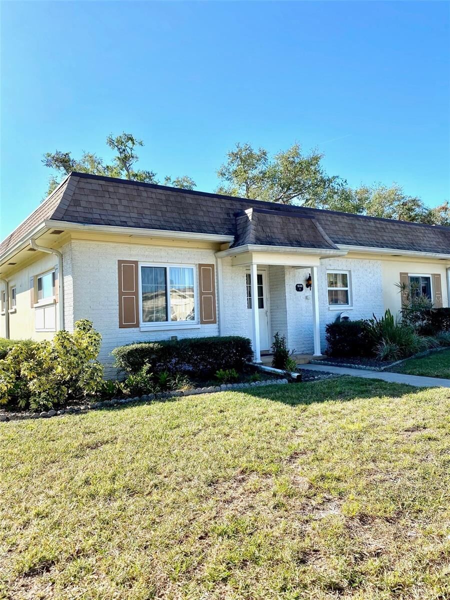 Property Photo:  1660 S Lake Avenue 1  FL 33756 