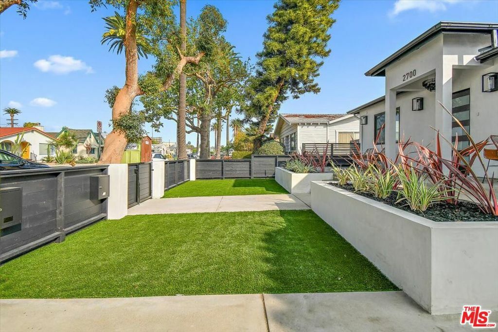 Property Photo:  2700 S Palm Grove Avenue  CA 90016 