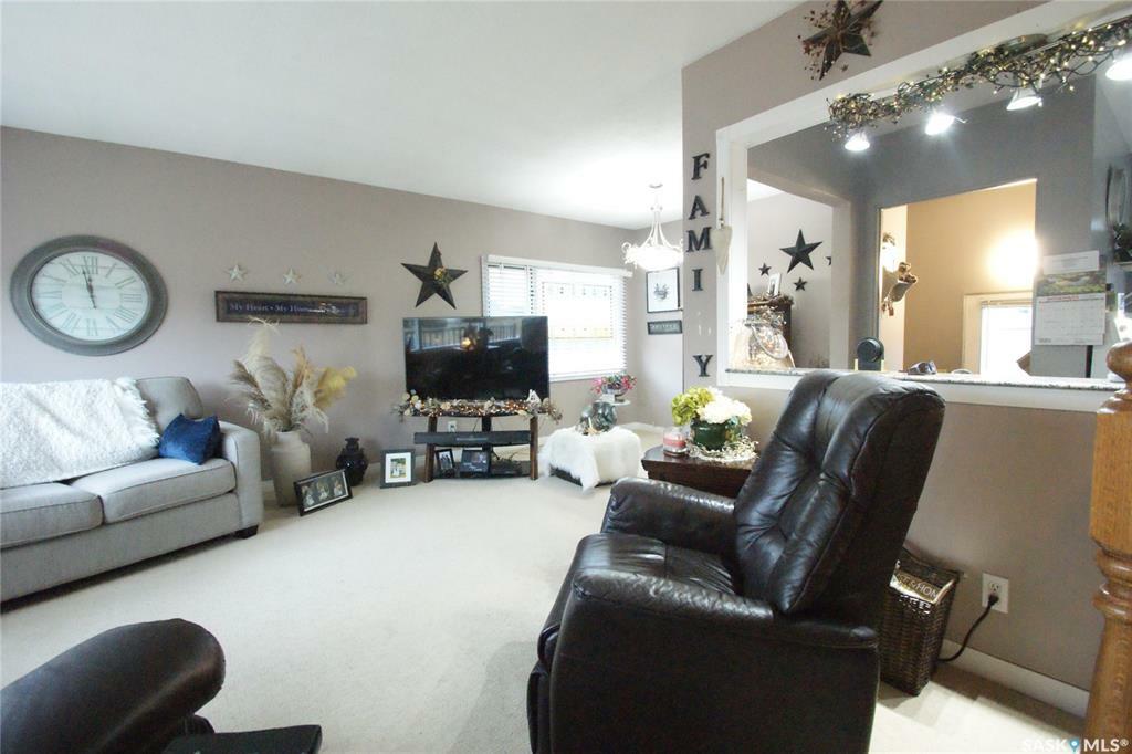 Property Photo:  4 Young Crescent  SK S7J 2L4 