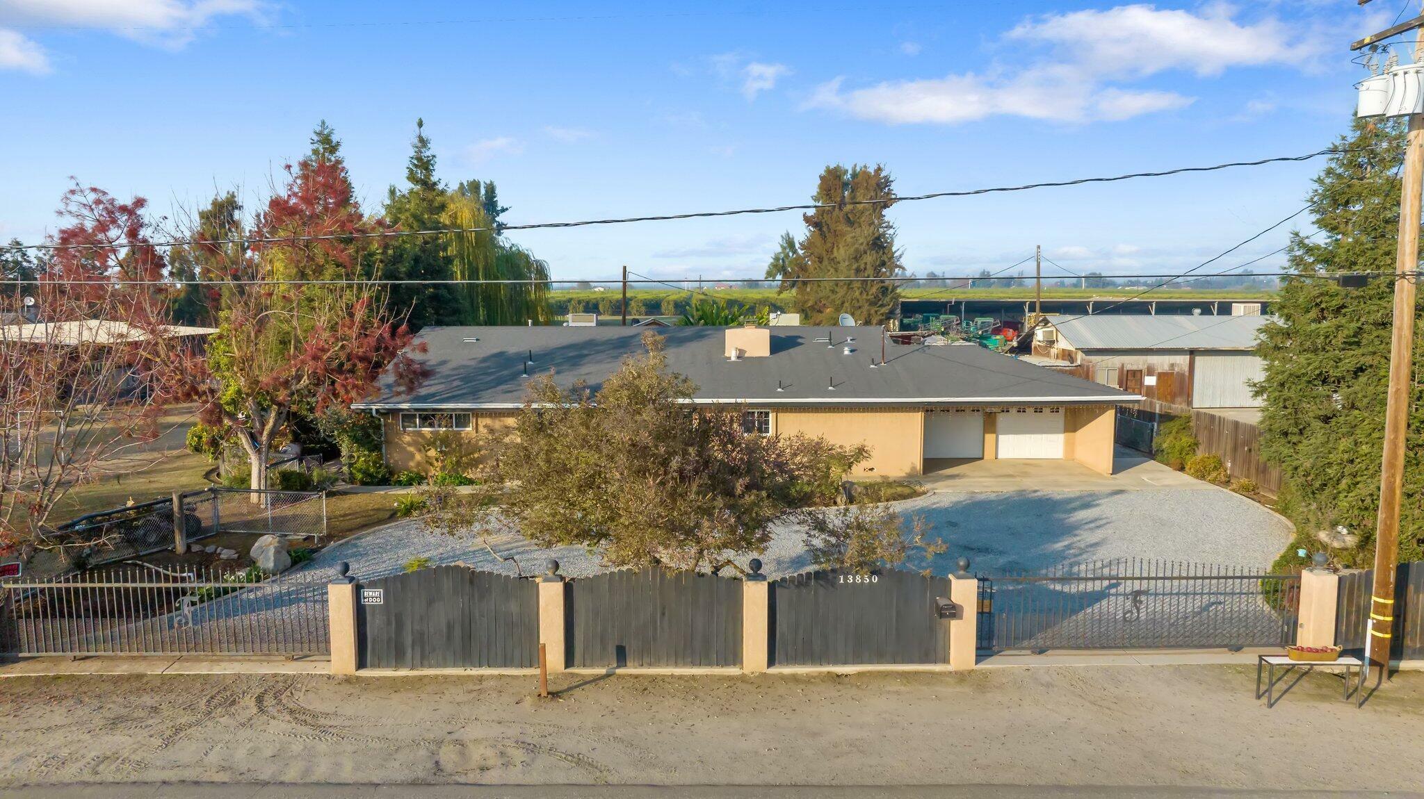 Property Photo:  13850 Ave 336  CA 93292 