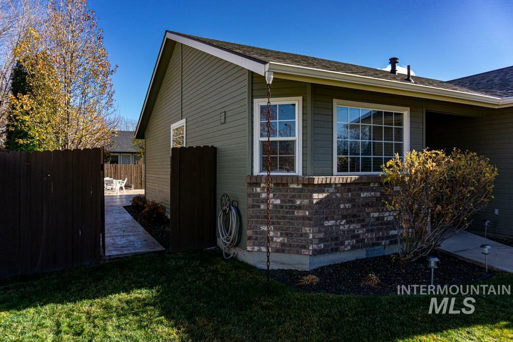 Property Photo:  1080 N Maple Creek  ID 83642-4053 