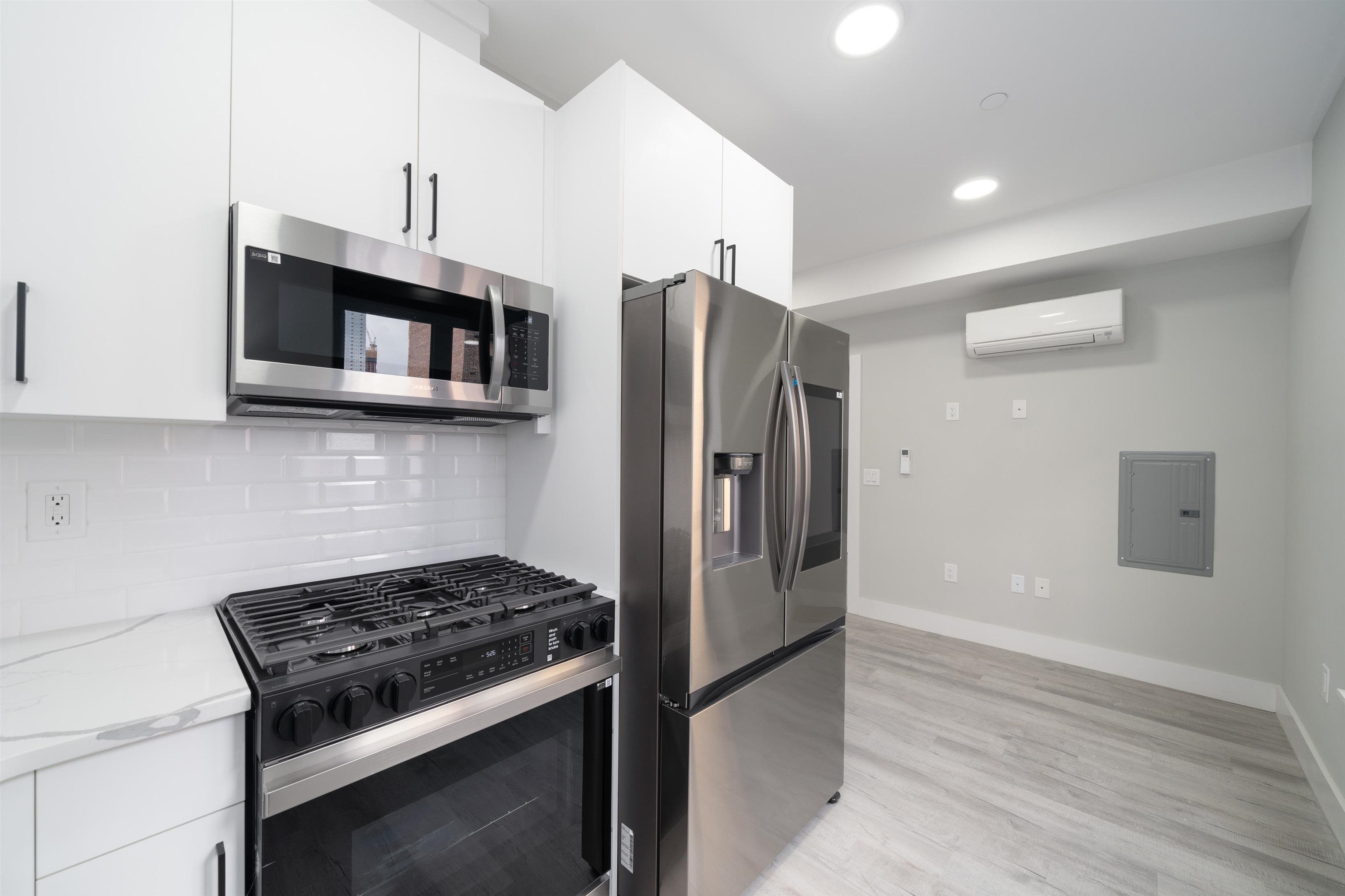 Property Photo:  80 Romaine Ave 5D  NJ 07306 