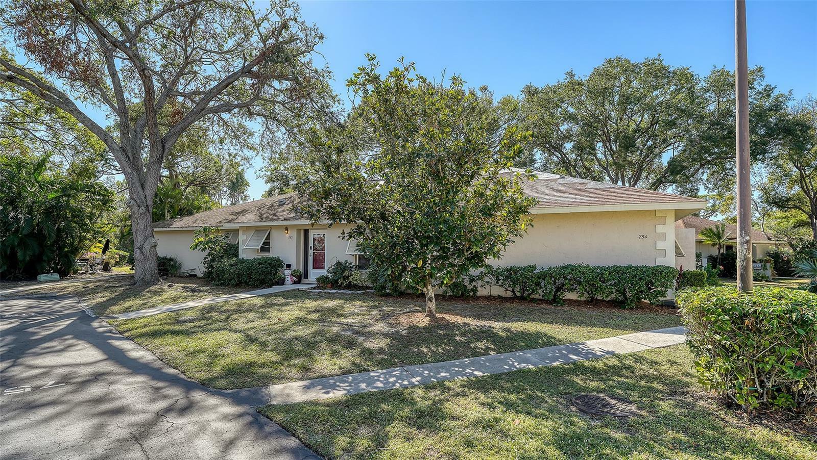 Property Photo:  754 N Jefferson Avenue 754  FL 34237 