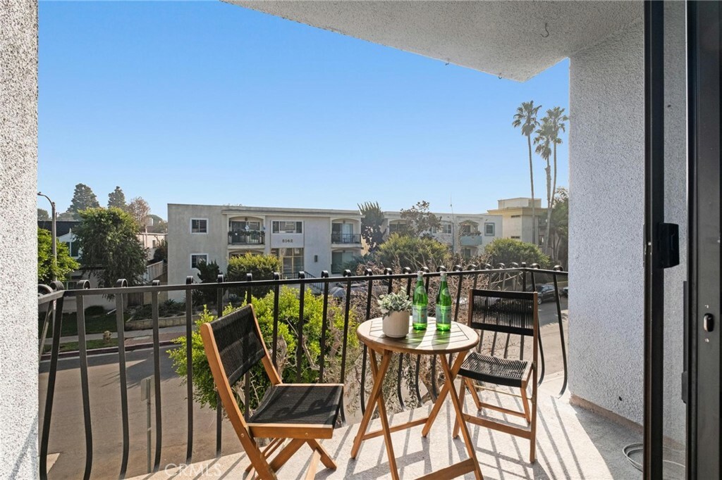 Property Photo:  8145 Redlands Street 202  CA 90293 