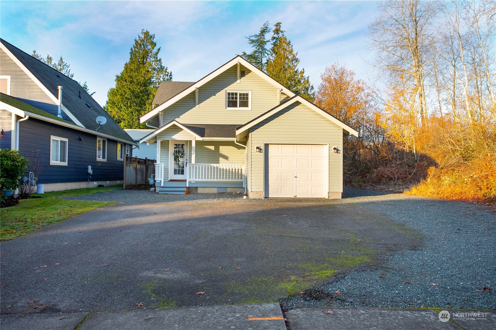 Property Photo:  1723 E Illinois Street  WA 98226 