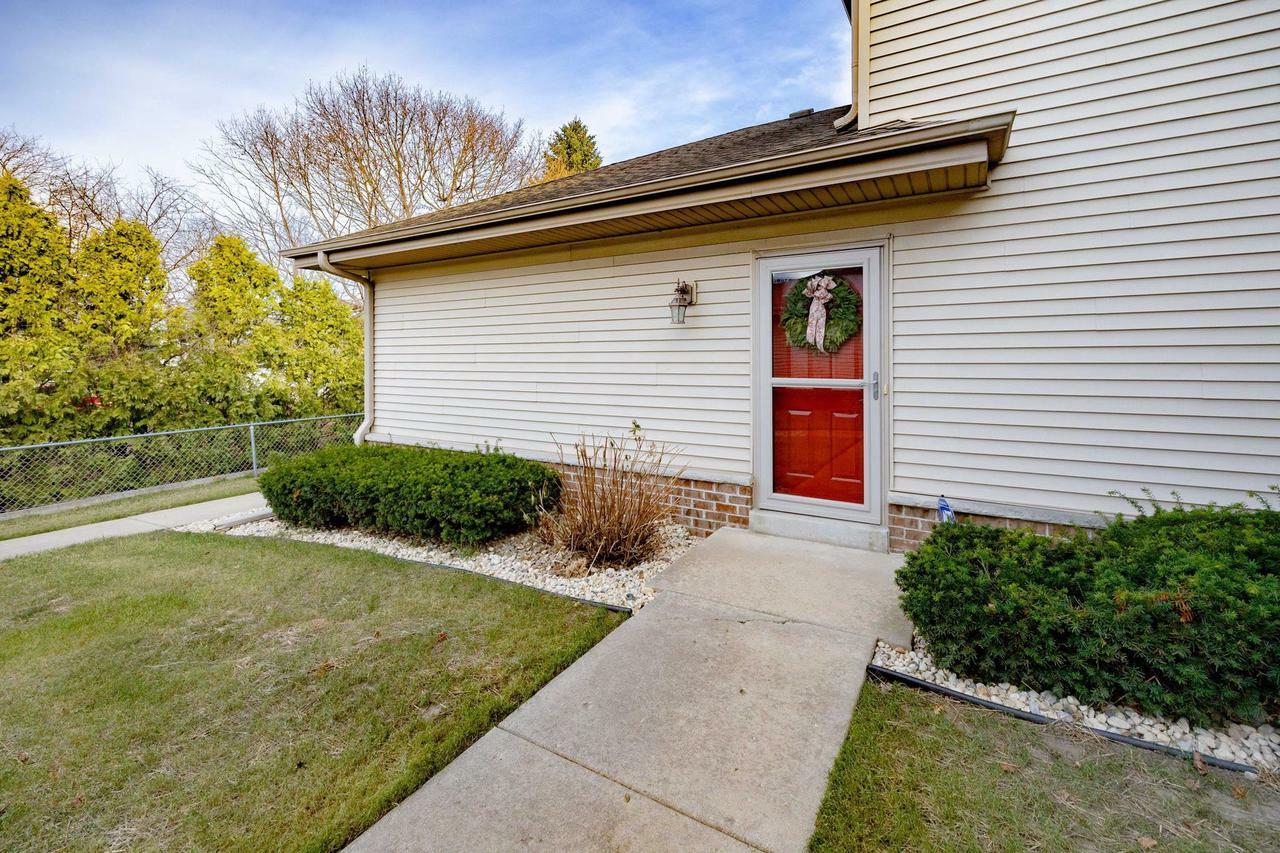 Property Photo:  1010 Parkview Drive 8  WI 53563 