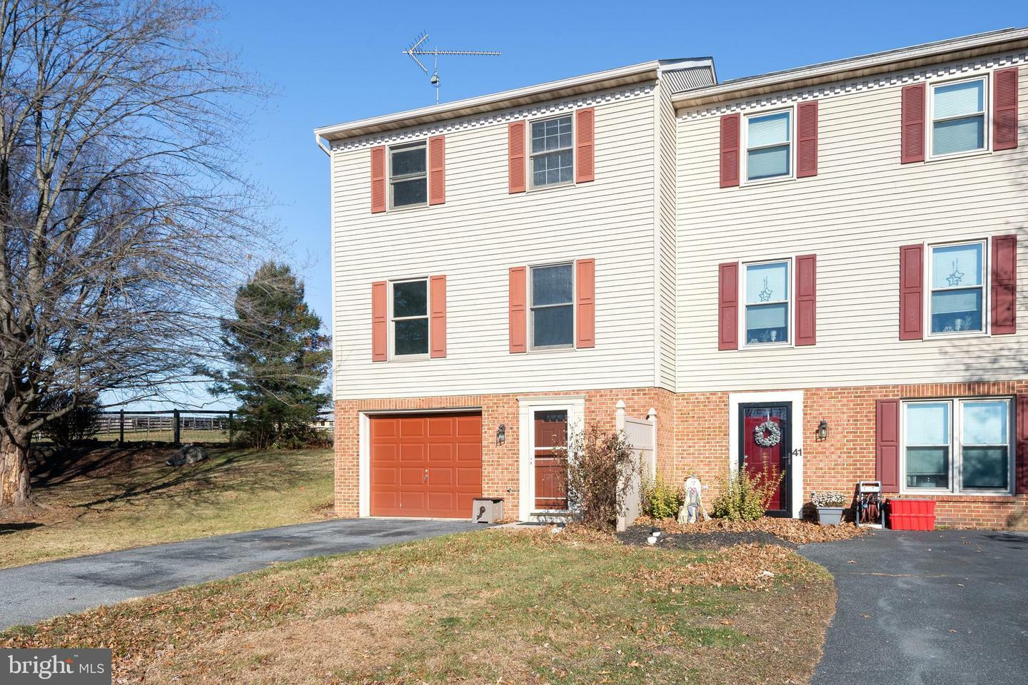 Property Photo:  39 Derby Lane  PA 17603 