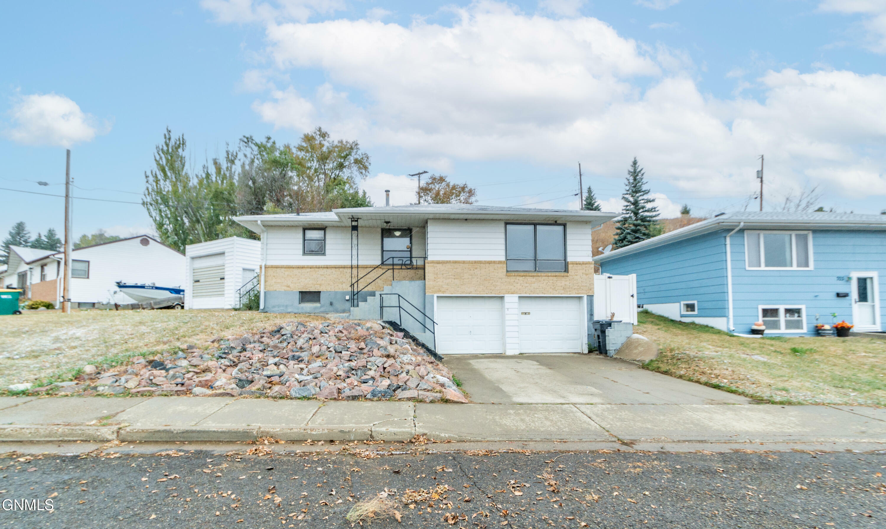 Property Photo:  701 9th Avenue NW  ND 58554 