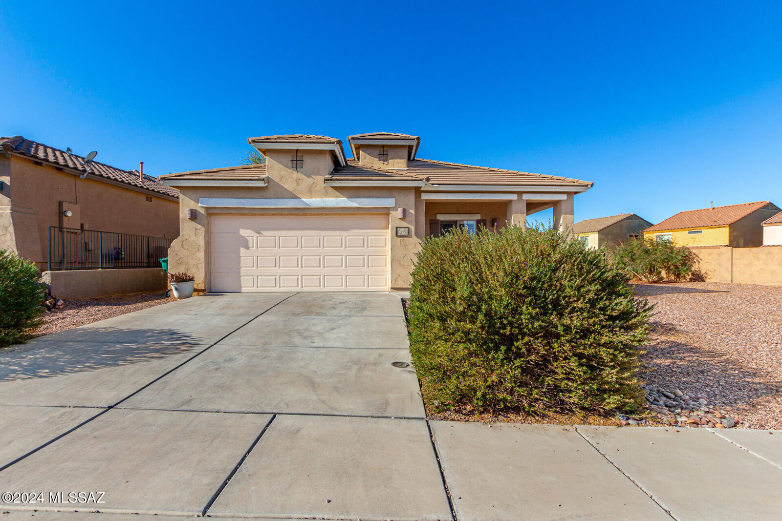 Property Photo:  716 W Via De Gala  AZ 85629 
