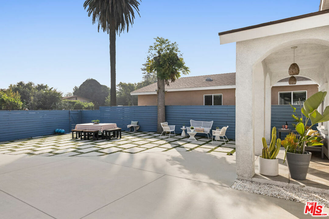 Property Photo:  2939  N Coolidge Ave  CA 90039 