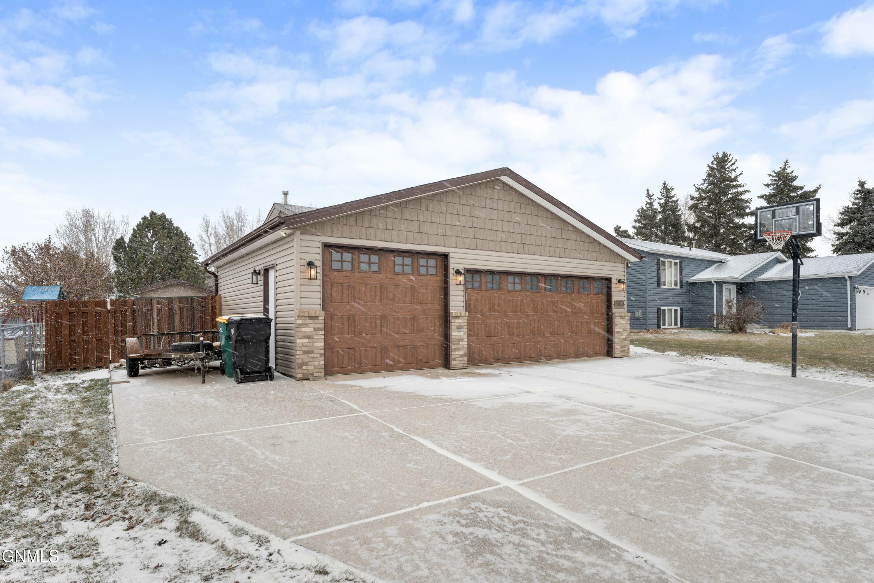 Property Photo:  4014 S Arlington Drive  ND 58503 