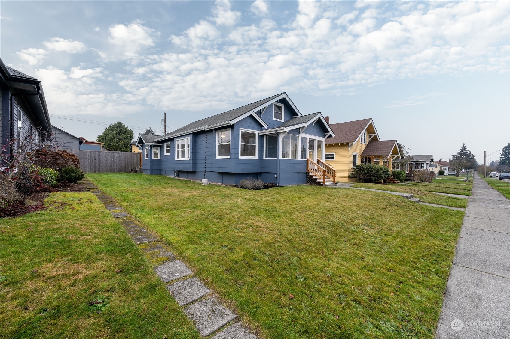 Property Photo:  2022  Baker Avenue  WA 98201 