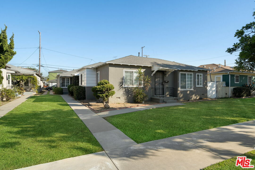 Property Photo:  8932   Ramsgate Ave  CA 90045 