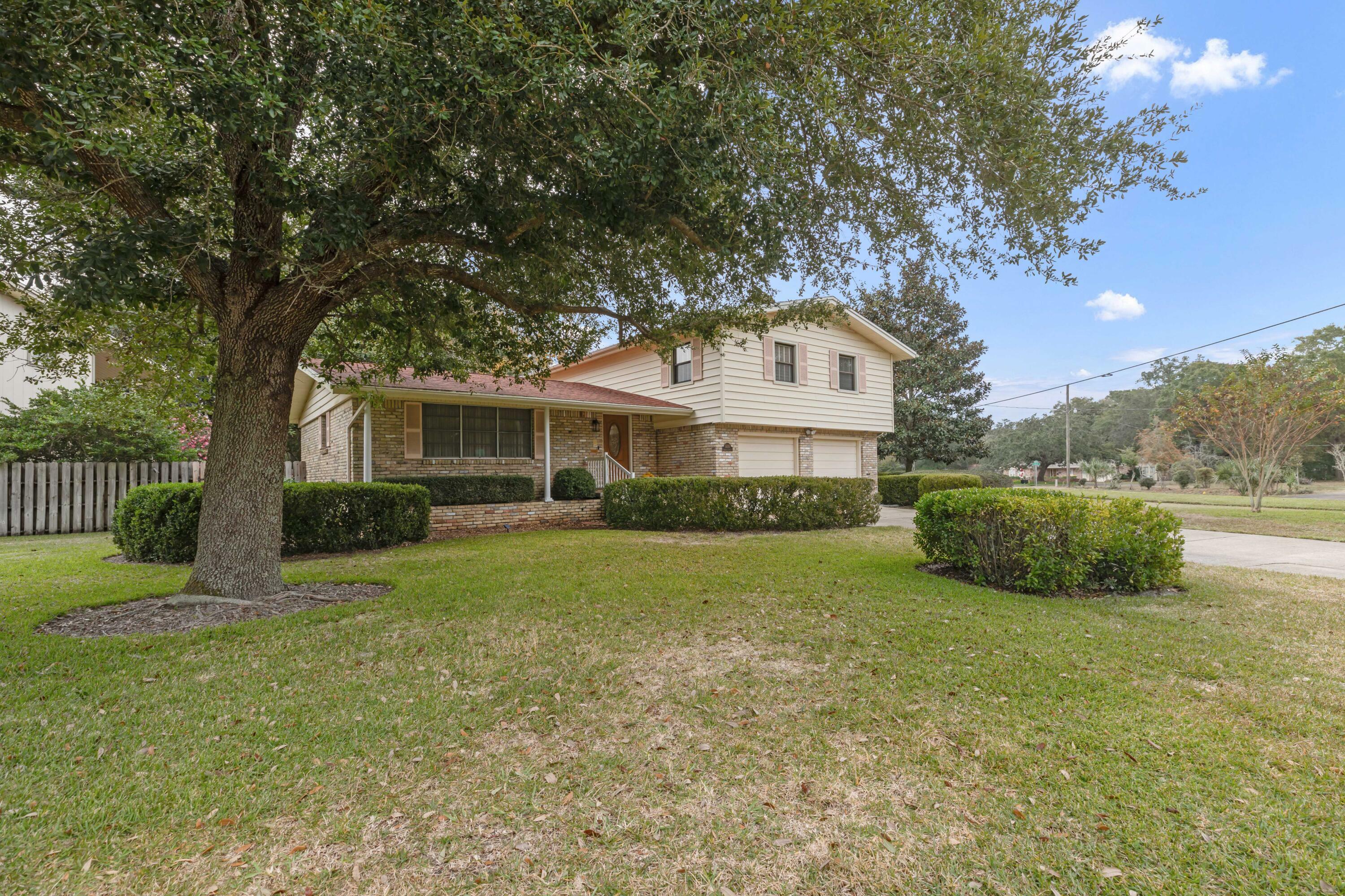 Property Photo:  600 NE Country Club Avenue  FL 32547 