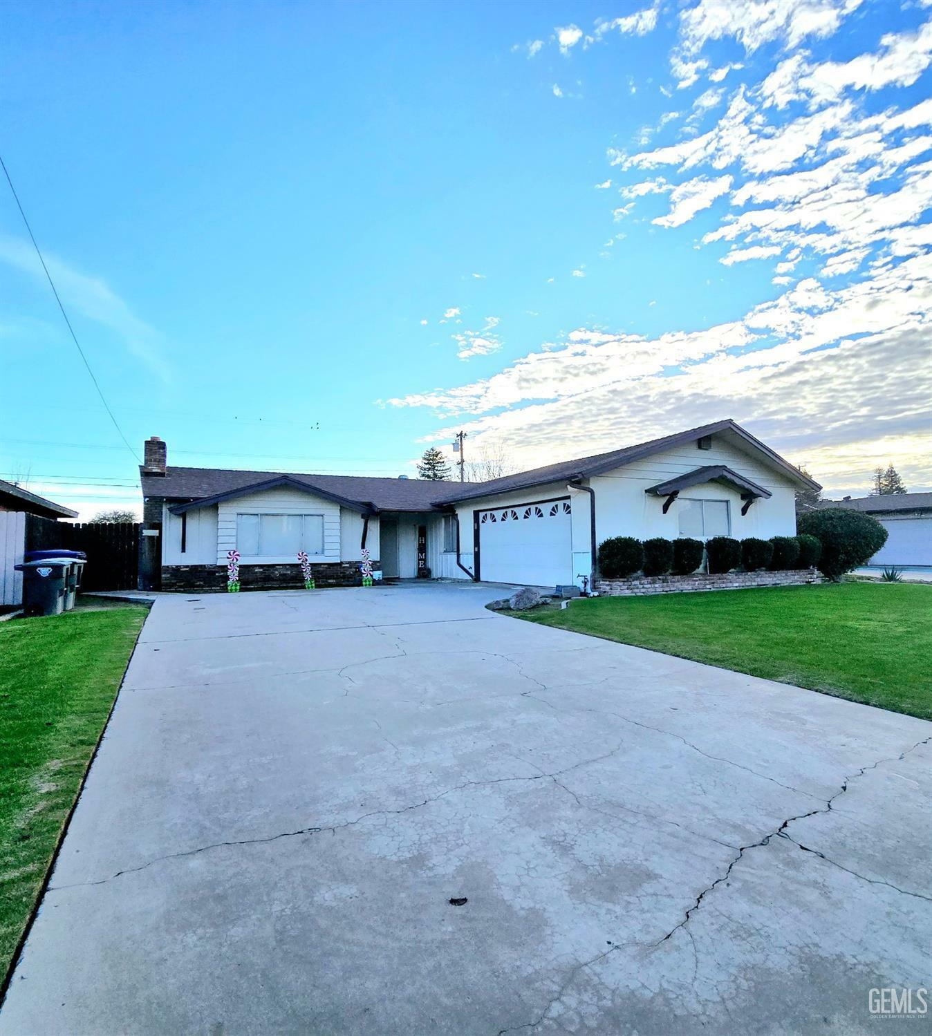 Property Photo:  2801 Cambria Avenue  CA 93304 