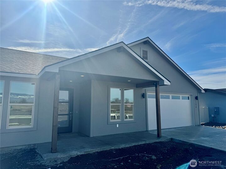 Property Photo:  104 E Ian Avenue  WA 98926 
