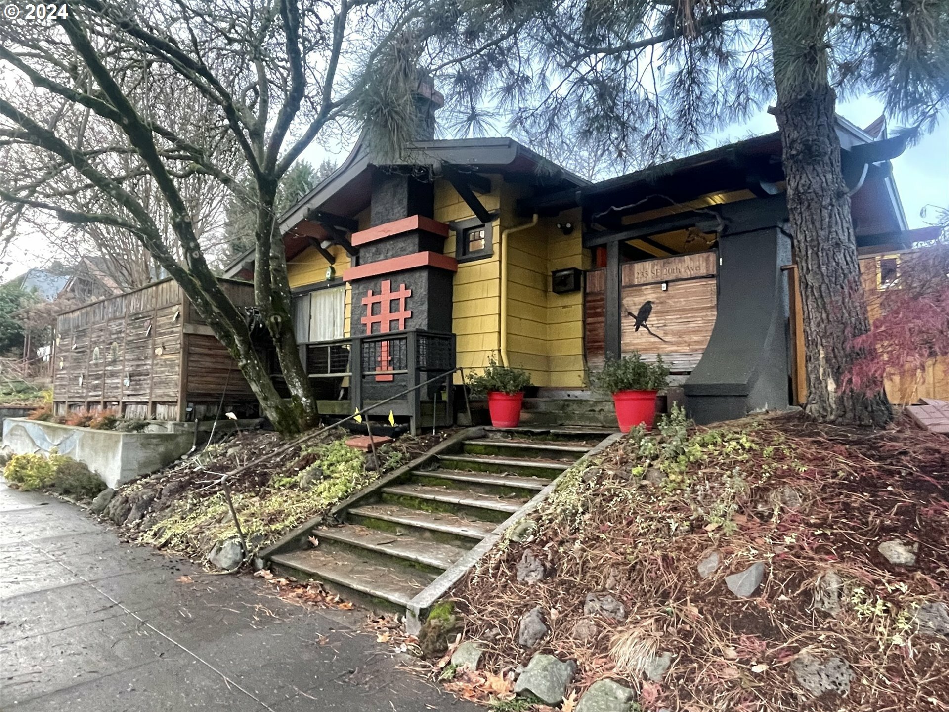 Property Photo:  235 SE 20th Ave  OR 97214 