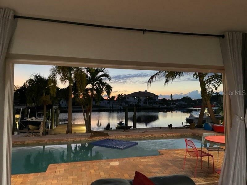 Property Photo:  9410 Sun Isle Drive NE  FL 33702 